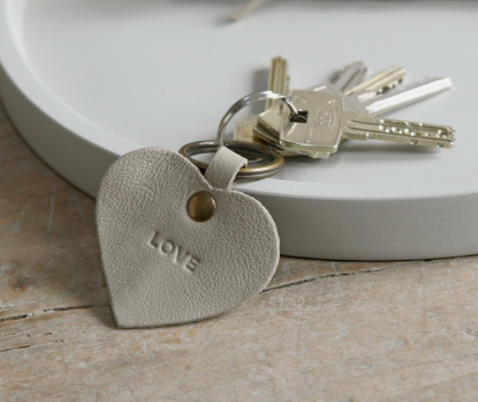 Heart-shaped key keychain | taupe